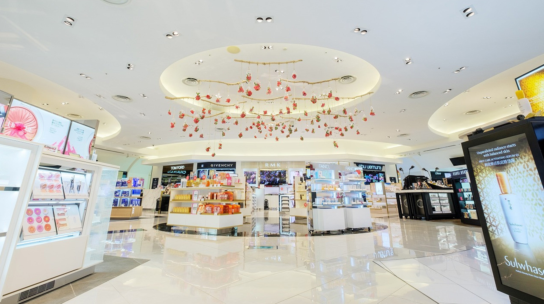 T Galleria Okinawa by DFS